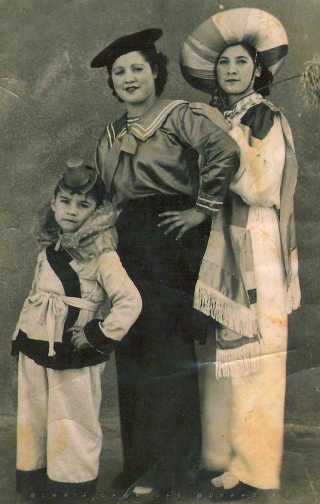 jour de carnaval le petit garcon mon oncle didier serra  au milieu et à droite ma tante dolorès.jpg